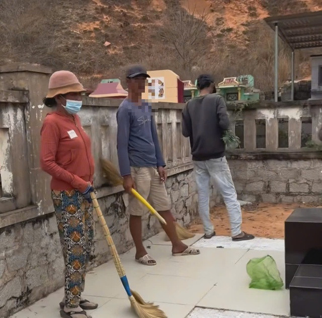 Nhóm người tự tiện quét mộ để vòi tiền tại nghĩa trang Phan Thiết. Ảnh cắt từ video Nhóm người tự tiện quét mộ để vòi tiền tại nghĩa trang Phan Thiết. Ảnh cắt từ video