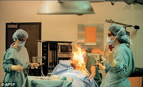 Bệnh nhân Enrique Ruiz bị đốt trong khi anh đang bị gây mê trên bàn mổ. Ảnh: APSF