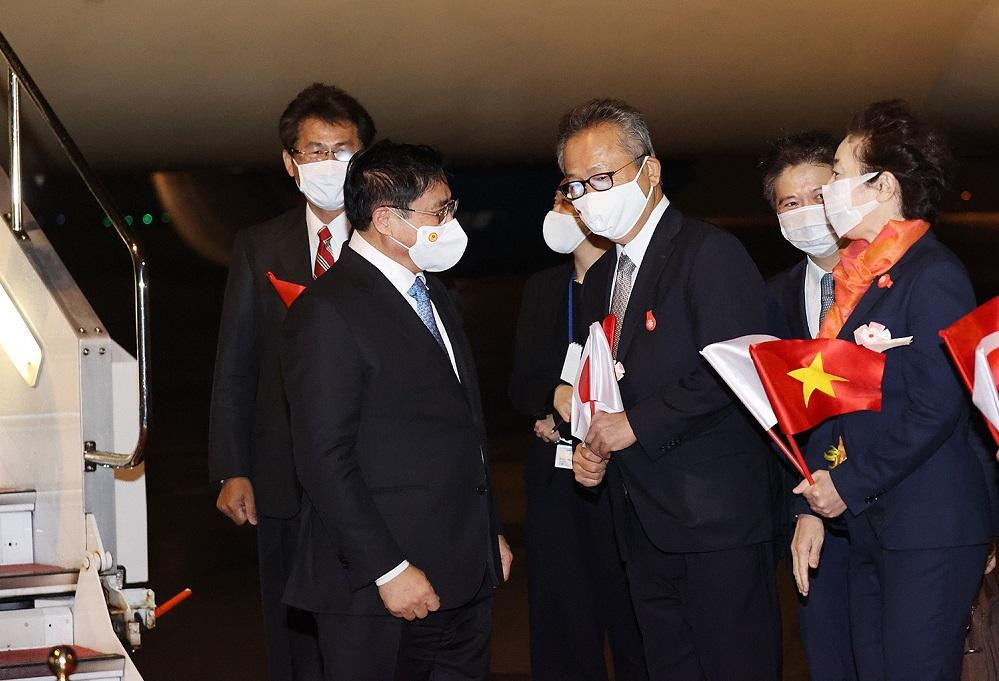 Đón Thủ tướng Chính phủ Phạm Minh Chính và đoàn đại biểu Việt Nam tại sân bay có ông Miyake Shingo, Thứ trưởng Bộ Ngoại giao Nhật Bản (Ảnh: TTXVN)