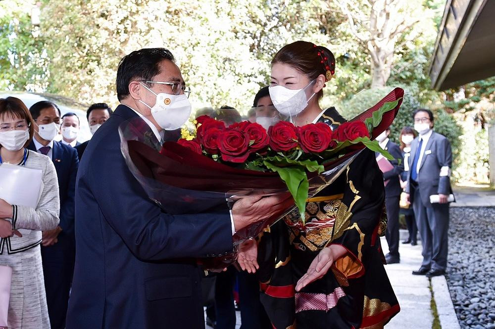 Tặng hoa chào mừng Thủ tướng đến thăm tỉnh Tochigi Tặng hoa chào mừng Thủ tướng đến thăm tỉnh Tochigi