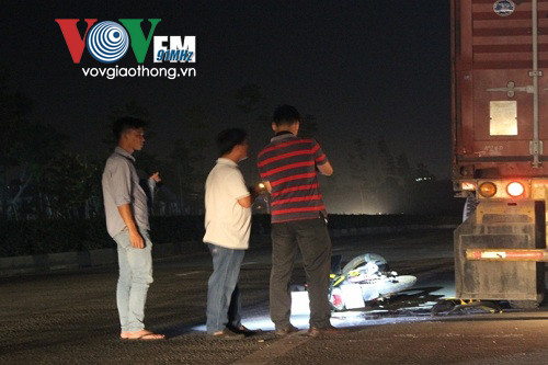 Lao xe máy vào đuôi container, nam thanh niên chết thảm ảnh 1