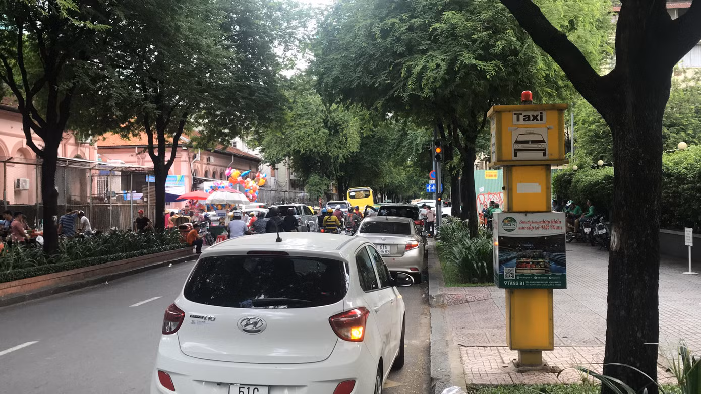 Cận cảnh những điểm đón taxi hoang phế ở Sài Gòn ảnh 3