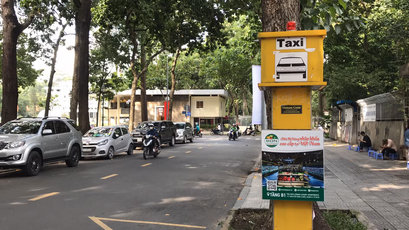 Cận cảnh những điểm đón taxi hoang phế ở Sài Gòn ảnh 1