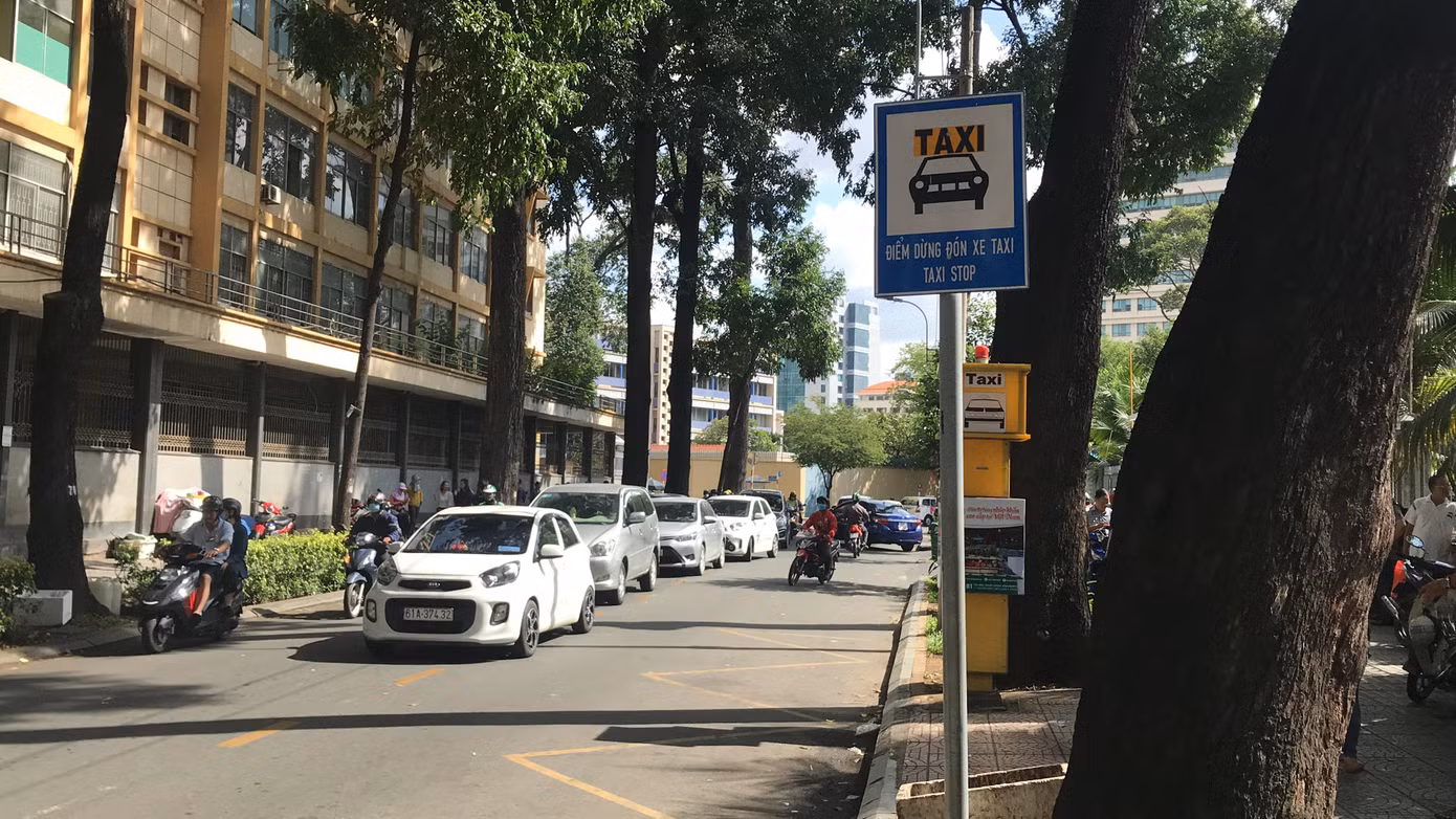 Cận cảnh những điểm đón taxi hoang phế ở Sài Gòn ảnh 2