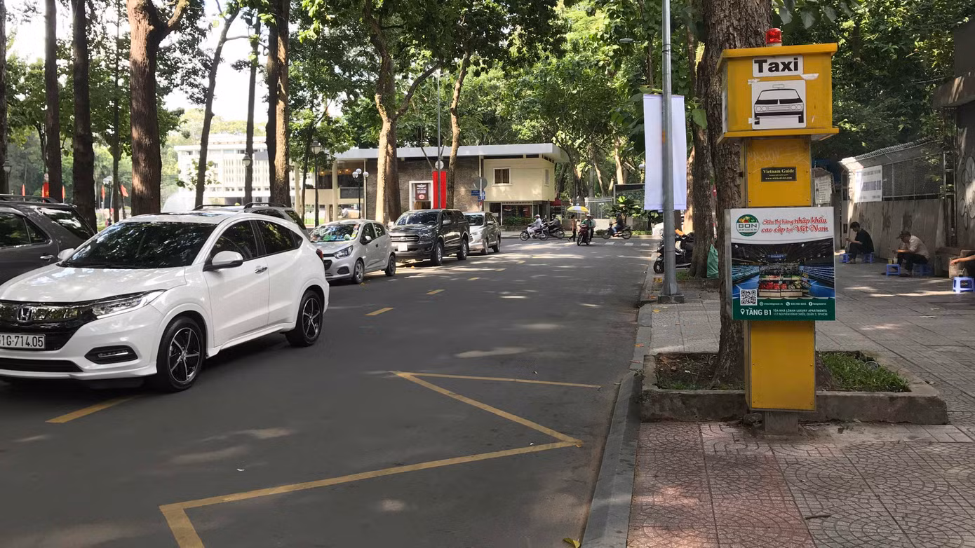 Cận cảnh những điểm đón taxi hoang phế ở Sài Gòn ảnh 4