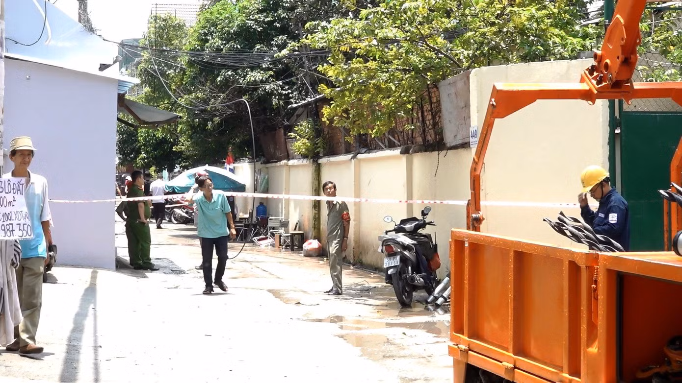 Điện lực TPHCM nói gì vụ dây điện rơi xuống quán cà phê giật chết người? ảnh 1
