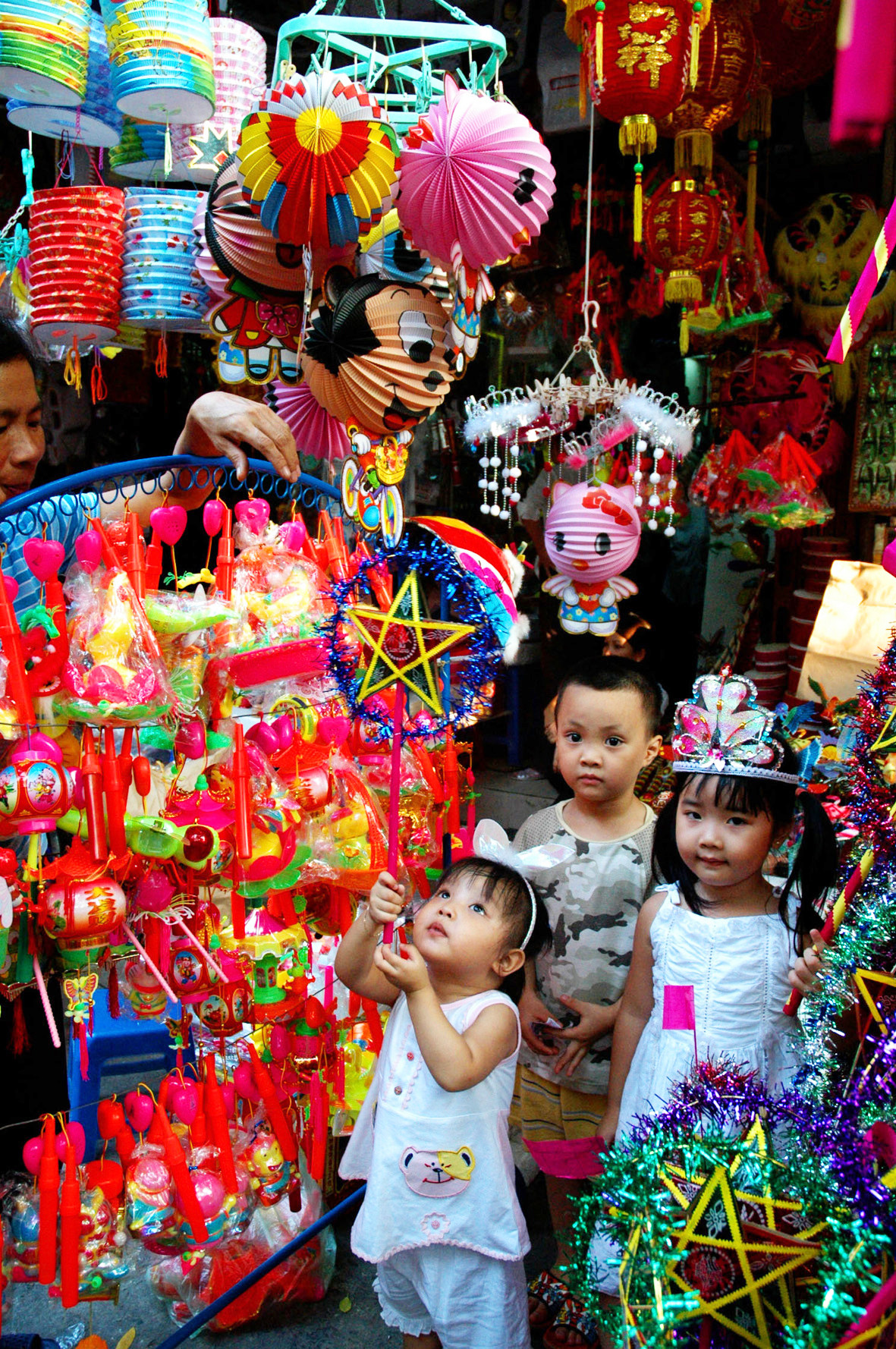 Các em nhỏ có Tết Trung thu ấm áp là mong muốn của các nhóm tình nguyện. Ảnh: Hồng Vĩnh