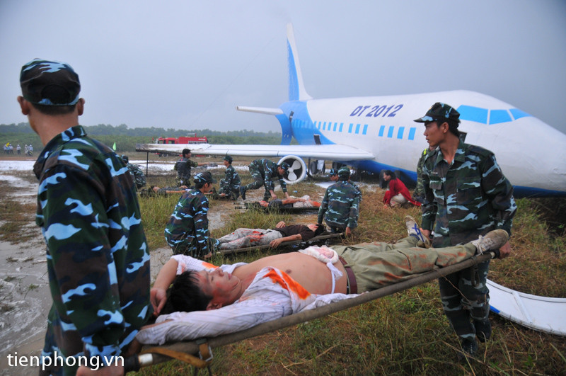 Nạn nhân được đưa ra khỏi khu vực nguy hiểm