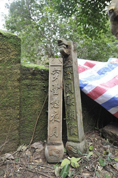 Và được biết trong ngôi mộ có 4 phòng mồ "Phượng hoàng". Và được biết trong ngôi mộ có 4 phòng mồ