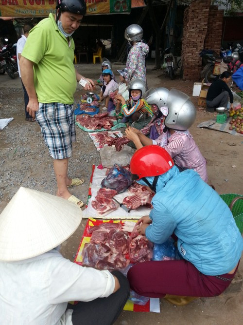 Thịt được bày bán tràn lan trên những tấm bạt mỏng với giá rẻ.. Thịt được bày bán tràn lan trên những tấm bạt mỏng với giá rẻ.