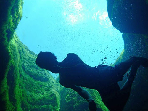  …và ăn sâu vào hệ thống hang động dài 40 m. Ảnh: Hot Spot Media