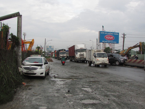 Trụ điện bị xe taxi tông gãy. Trụ điện bị xe taxi tông gãy