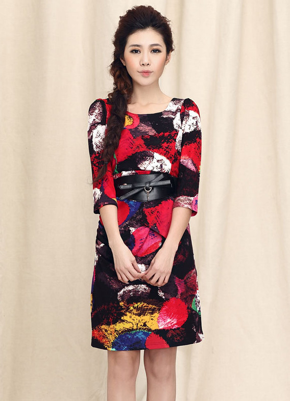 Phong cách họa tiết da báo cách điệu với màu sắc tươi tắn, trẻ trung Hoa văn với tone màu trầm rất "tây" khi kết hợp với điểm nhấn là thắt lưng bản to với cổ áo bằng chất liệu da.