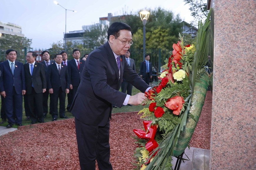 Trong khuôn khổ chuyến thăm chính thức Argentina, chiều 23/4/2023 (theo giờ địa phương), tại thủ đô Buenos Aires, Chủ tịch Quốc hội Vương Đình Huệ cùng Đoàn đại biểu cấp cao Quốc hội Việt Nam đặt vòng hoa tại Tượng đài Chủ tịch Hồ Chí Minh.( Ảnh: Doãn Tấn/TTXVN)