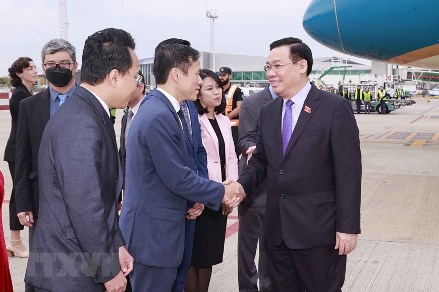 Lễ đón Chủ tịch Quốc hội Vương Đình Huệ tại sân bay quốc tế Ministro Pistarini (Ezeiza Airport) thủ đô Buenos Aires (Argentina). (Ảnh: Doãn Tấn/TTXVN)