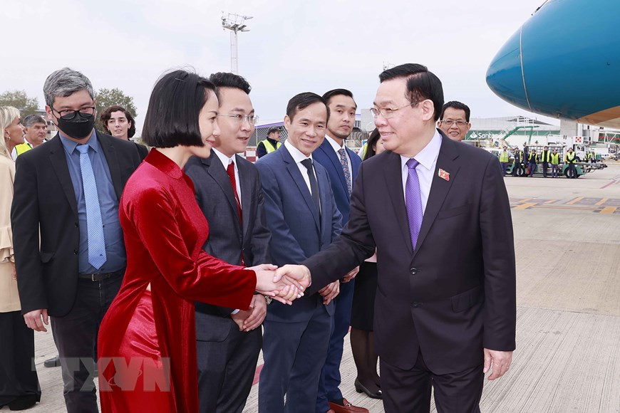 Chiều 23/4 (theo giờ địa phương), Chủ tịch Quốc hội Vương Đình Huệ cùng đoàn đại biểu cấp cao Quốc hội Việt Nam đến thủ đô Buenos Aires, bắt đầu thăm chính thức Argentina từ ngày 23/4 đến 26/4/2023. (Ảnh: Doãn Tấn/TTXVN)