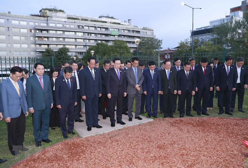 Chủ tịch Quốc hội Vương Đình Huệ cùng Đoàn đại biểu cấp cao Quốc hội Việt Nam đặt vòng hoa tại Tượng đài Chủ tịch Hồ Chí Minh. (Ảnh: Doãn Tấn/TTXVN)