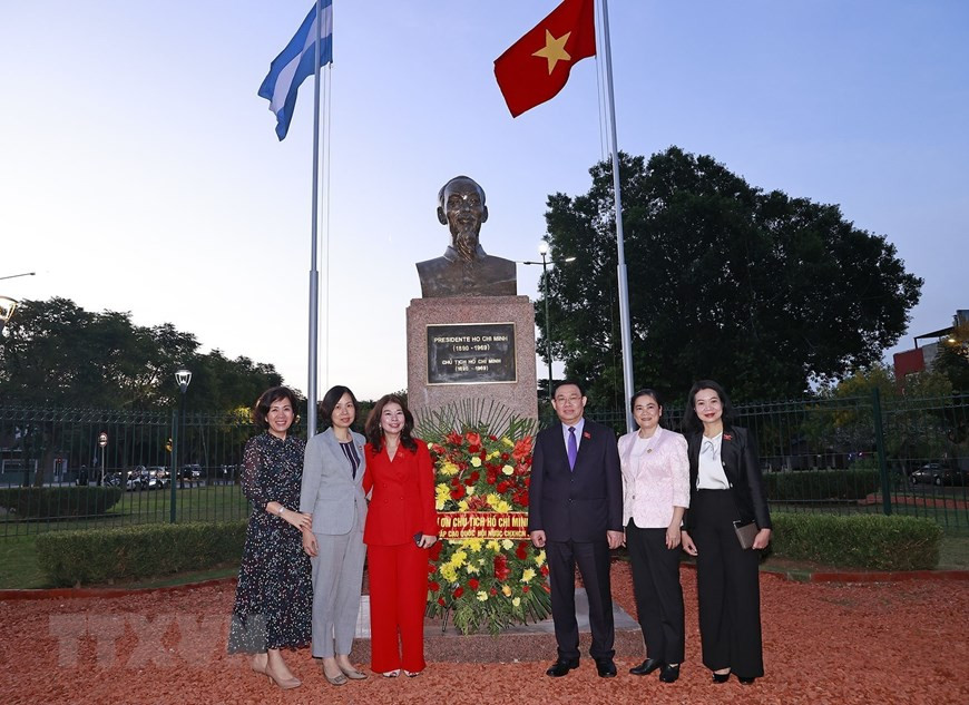 Chủ tịch Quốc hội Vương Đình Huệ và đại biểu chụp ảnh lưu niệm tại Tượng đài Chủ tịch Hồ Chí Minh. (Ảnh: Doãn Tấn/TTXVN)