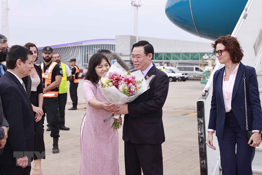 Lễ đón Chủ tịch Quốc hội Vương Đình Huệ tại sân bay quốc tế Ministro Pistarini (Ezeiza Airport) thủ đô Buenos Aires (Argentina). (Ảnh: Doãn Tấn/TTXVN)