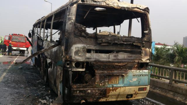 Chiếc xe cháy còn trơ lại khung. Ảnh: T.N