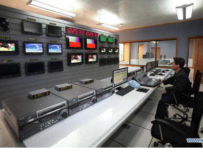 Một nhân viên kỹ thuật làm việc trong Đài Truyền hình Trung Ương Triều Tiên. Một nhân viên kỹ thuật làm việc trong Đài Truyền hình Trung Ương Triều Tiên