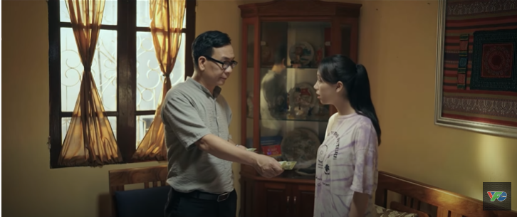 Ông Cửu thay đổi cách cư xử với Quyên. Ông Cửu thay đổi cách cư xử với Quyên.