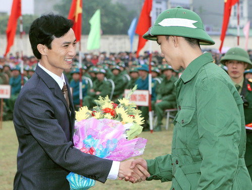 Bí thư huyện Đoàn tặng hoa cho tân binh