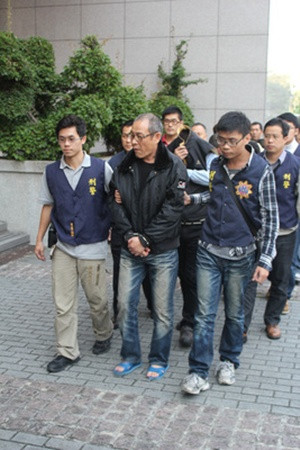 7 người bị bắt giữ, trong đó nghi phạm cầm đầu tên là Wong, từng làm việc cho một công ty vận tải hàng hóa và quen thuộc với các kênh vận chuyển hàng. Y từng đến Việt Nam và Trung Quốc nhiều lần, rất có thể là để xử lý ma túy bất hợp pháp, các nhà điều tra cho biết. Văn phòng Điều tra Hình sự Đài Loan nhận được báo cáo vào cuối năm ngoái, cho biết Wong âm mưu tham gia đường dây buôn lậu ma túy quốc tế từ Trung Quốc đại lục và Việt Nam tới Đài Loan. Sau hai năm thu thập thông tin tình báo, văn phòng này và các công tố viên ở Cao Hùng được báo một kiện hàng sẽ đến vào sáng 17/11. Hồi tháng 11, một đội điều tra vụ việc cũng đã nghe lén một cách hợp pháp 12 đường dây điện thoại. Những người bị bắt vì sản xuất, vận chuyển hay bán ma túy loại một như heroin ở Đài Loan có thể bị kết án tử hình hoặc chung thân. Ảnh: CAN