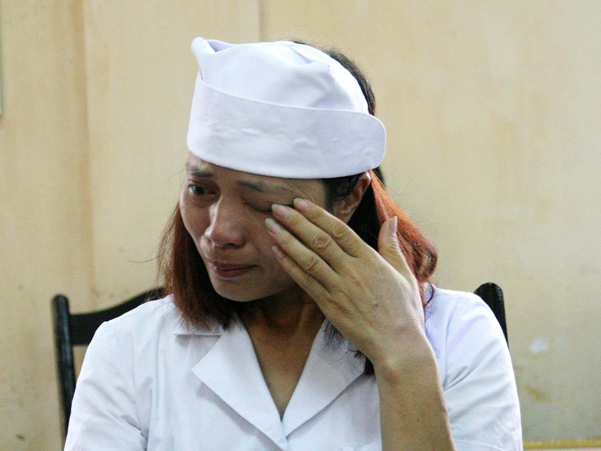 Chị Nguyệt bật khóc trong lễ trao thưởng. Ảnh: Thái Hà