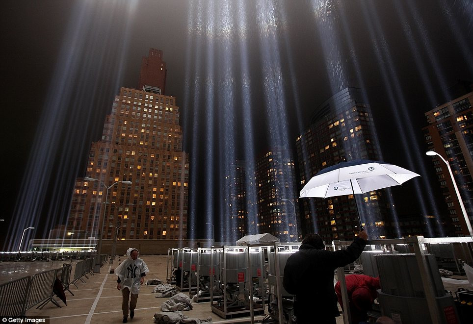 Các kỹ sư, công nhân đang dồn hết tâm huyết cho công trình tưởng niệm