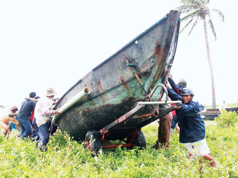 Đà Nẵng “chạy” thuyền lên bờ tránh bão. Ảnh: Nguyễn Huy