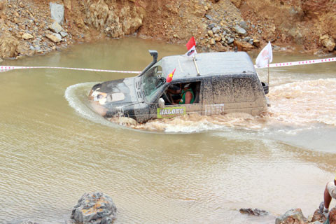 Chiếc xe của nhà vô địch lội nước trong một bài thi