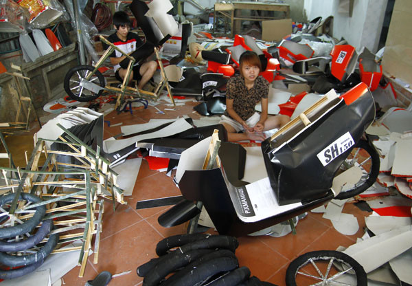 Năm nay mốt xe máy SH dù có giá bán lên đến vài trăm nghìn đồng vẫn được nhiều người mua. Năm nay mot xe may SH duoc ua chuong,va den tay nguoi mua len den vai tram nghin