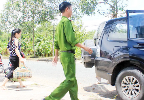 Vợ ông Sở mang ra xe cho chồng túi quần áo, đồ dùng cá nhân. Vợ ông Sở mang ra xe cho chồng túi quần áo, đồ dùng cá nhân