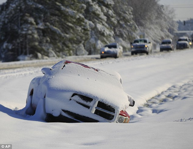 Tình trạng tuyết rơi dày đặc vẫn chưa có dấu hiệu suy giảm