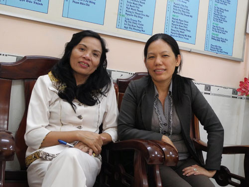 Hai cô trò vui mừng cùng chụp tấm ảnh kỷ niệm 