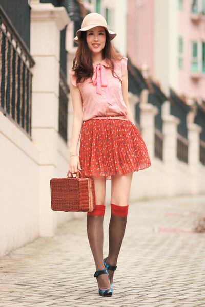 Mix váy ngắn cùng với tất cao quá đầu gối sẽ đem lại cho bạn vẻ dễ thương mà vẫn rất cá tính. Vẻ đẹp dịu dàng và dễ thương của chân váy xòe kết hợp với vẻ đẹp thanh lịch của áo sơ mi tạo nên một phong cách cực hoàn hảo. Váy ngắn + áo pull = một phong cách đậm chất teen Thêm áo khoác nhẹ nhàng cho ngày trở gió Áo sơ mi diện trong áo len hoặc áo pull mix cùng chân váy sẽ đem lại cho bạn vẻ trẻ trung thanh lịch.