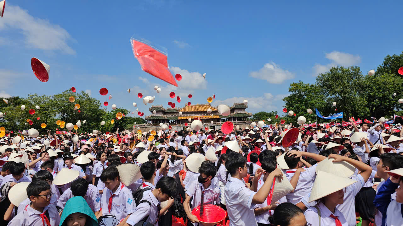 Điểm cầu Huế vỡ òa chiến thắng với màn tung nón. Ảnh: Ngọc Văn