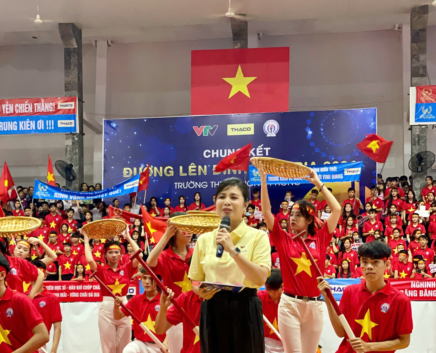 MC Hoàng Linh là ngừoi dẫn dắt chương trình tại điểm cầu Phú Yên.