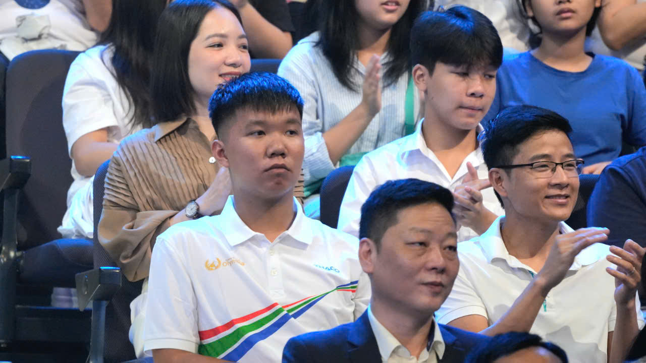 Quán quân Đường lên đỉnh Olympia năm 2023 Lê Xuân Mạnh (THPT Hàm Rồng, Thanh Hóa) có mặt trên hàng ghế khán giả để cổ vũ cho 4 "nhà leo núi" năm nay.