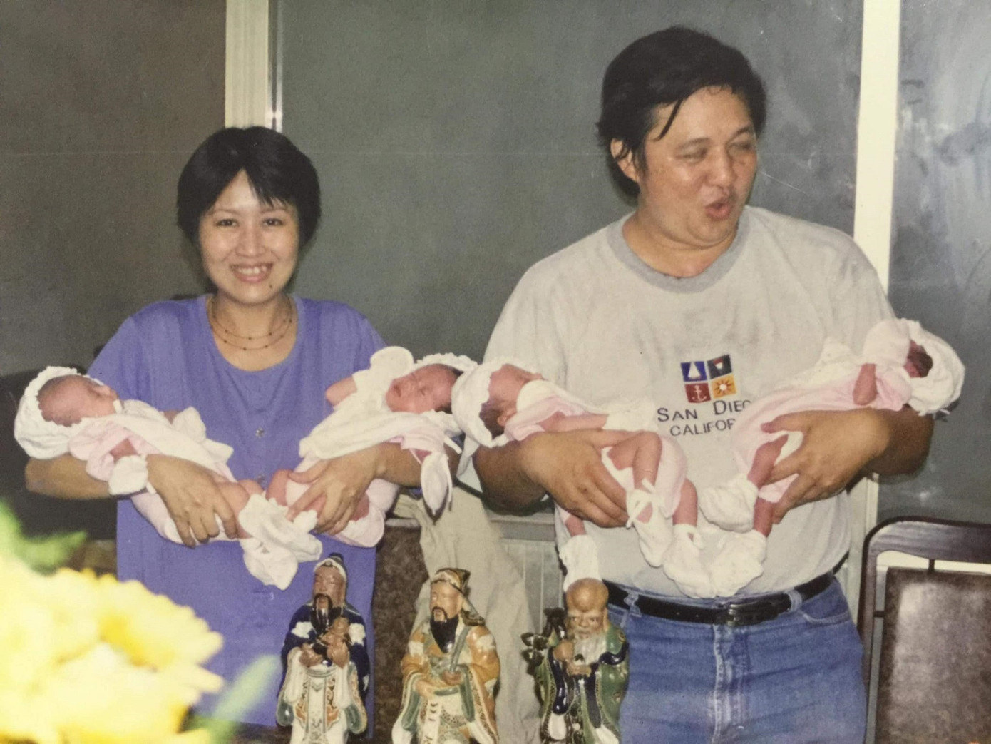 Lan khoe ảnh 4 chị em lúc còn "đỏ hỏn" trong vòng tay bố mẹ. Ảnh: NVCC