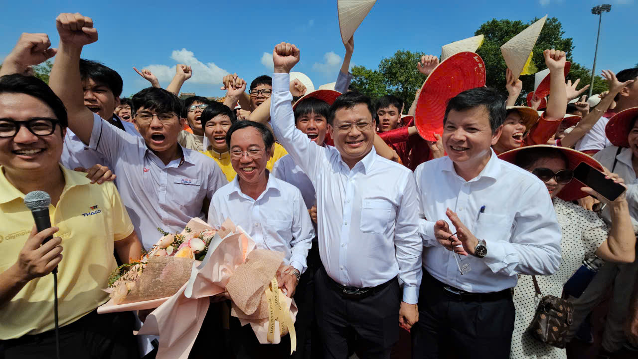 Ông Nguyễn Thanh Bình (thứ 2 từ phải sang) - Phó Chủ tịch UBND tỉnh Thừa Thiên Huế, tặng hoa chúc mừng thầy Hiệu trưởng Trường Quốc học Huế ngay sau chiến thắng đầy thuyết phục của Võ Quang Phú Đức. Ảnh: Ngọc Văn