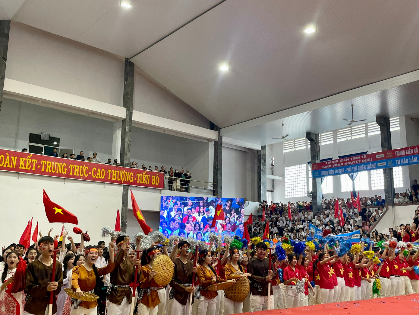 Cổ động viên tại điểm cầu hân hoan chúc mừng Trần Trung Kiên nhận giải ba Đường lên đỉnh Olympia 2024. Ảnh: Thục Hiền