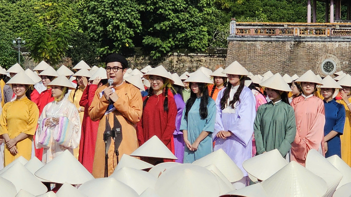 MC Sơn Lâm dẫn dắt tại điểm cầu Huế. Ảnh: Ngọc Văn