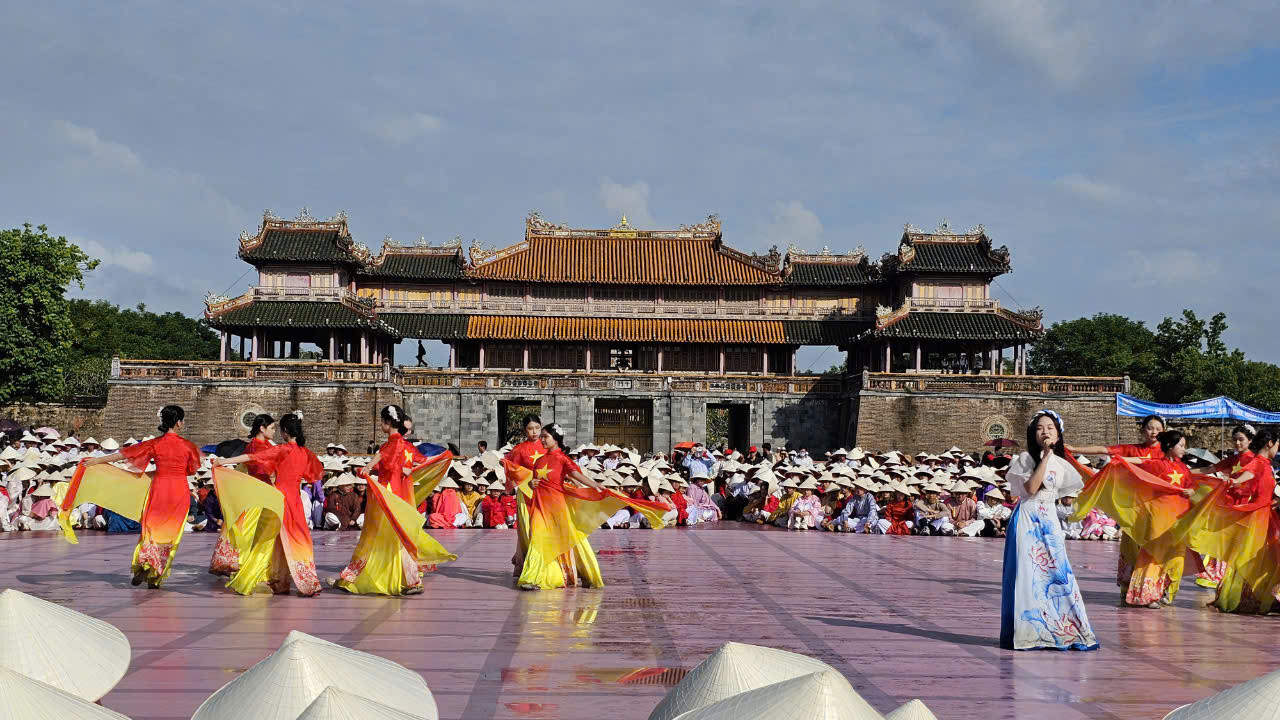 Các tiết mục văn nghệ chào mừng do học sinh các trường THCS, THPT tại Huế trình diễn ở điểm cầu Huế.