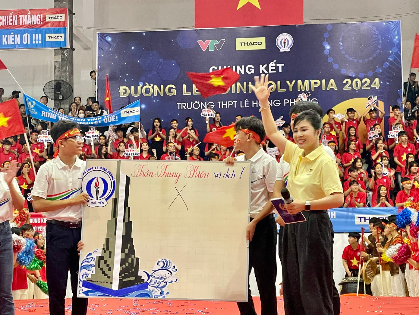 Điểm cầu Phú Yên tham gia trò chơi cho khán giả và cổ vũ thí sinh Trần Trung Kiên.