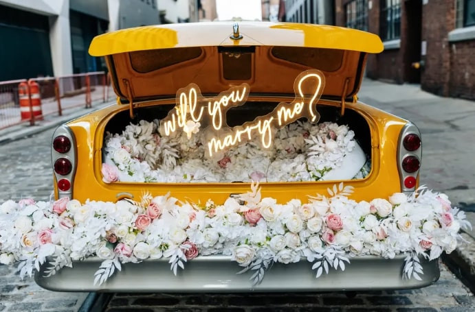 Chiếc xe màu vàng được trang trí bằng hoa lụa đẹp mắt. Ảnh: Nypost Chiếc xe màu vàng được trang trí bằng hoa lụa đẹp mắt. Ảnh: Nypost