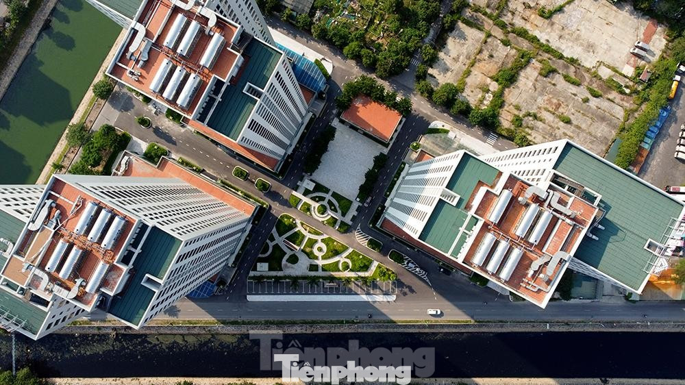 Sở này cũng cho biết, Hà Nội chủ trương dừng thực hiện thí điểm cơ chế đặt hàng xây dựng nhà ở thương mại để tạo lập quỹ nhà ở tái định cư trên địa bàn thành phố theo ý kiến chấp thuận của Thường trực Chính phủ và sự thống nhất của Ban thường vụ Thành ủy Hà Nội. Theo đó, Hà Nội chỉ xem xét phương án mua lại nhà ở thương mại phục vụ tái định cư theo cơ chế đặt hàng xây dựng nhà ở thương mại đối với các dự án đã ký hợp đồng đặt mua trước ngày 9/6/2023. Ảnh: Hoàng Mạnh Thắng.