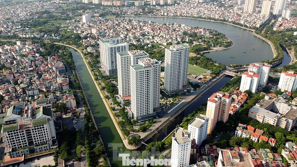 Dự án nhà ở thương mại phục vụ tái định cư Khu X2 (phường Đại Kim, quận Hoàng Mai) do Tổng công ty Đầu tư phát triển nhà ở và đô thị Bộ Quốc phòng (MHDI) làm chủ đầu tư gồm tổ hợp 3 tòa chung cư cao 28 tầng nổi, 3 tầng hầm đỗ xe với 750 căn chung cư. Dự án có tổng mức đầu tư 1.300 tỷ đồng. Ảnh: Hoàng Mạnh Thắng.