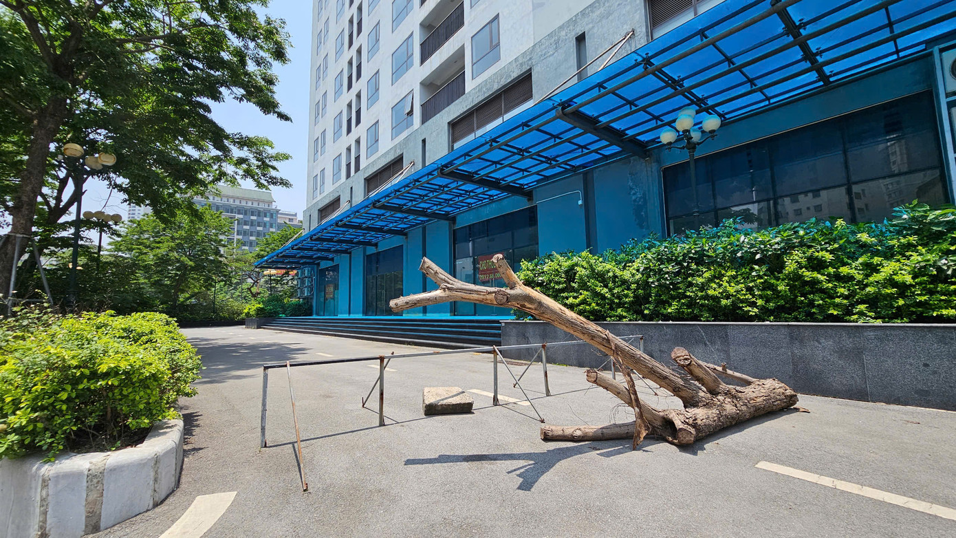 Nhiều tuyến đường nội khu vào dự án này cũng được rào chắn để hạn chế phương tiện di chuyển vào. Ảnh: Đình Phong.